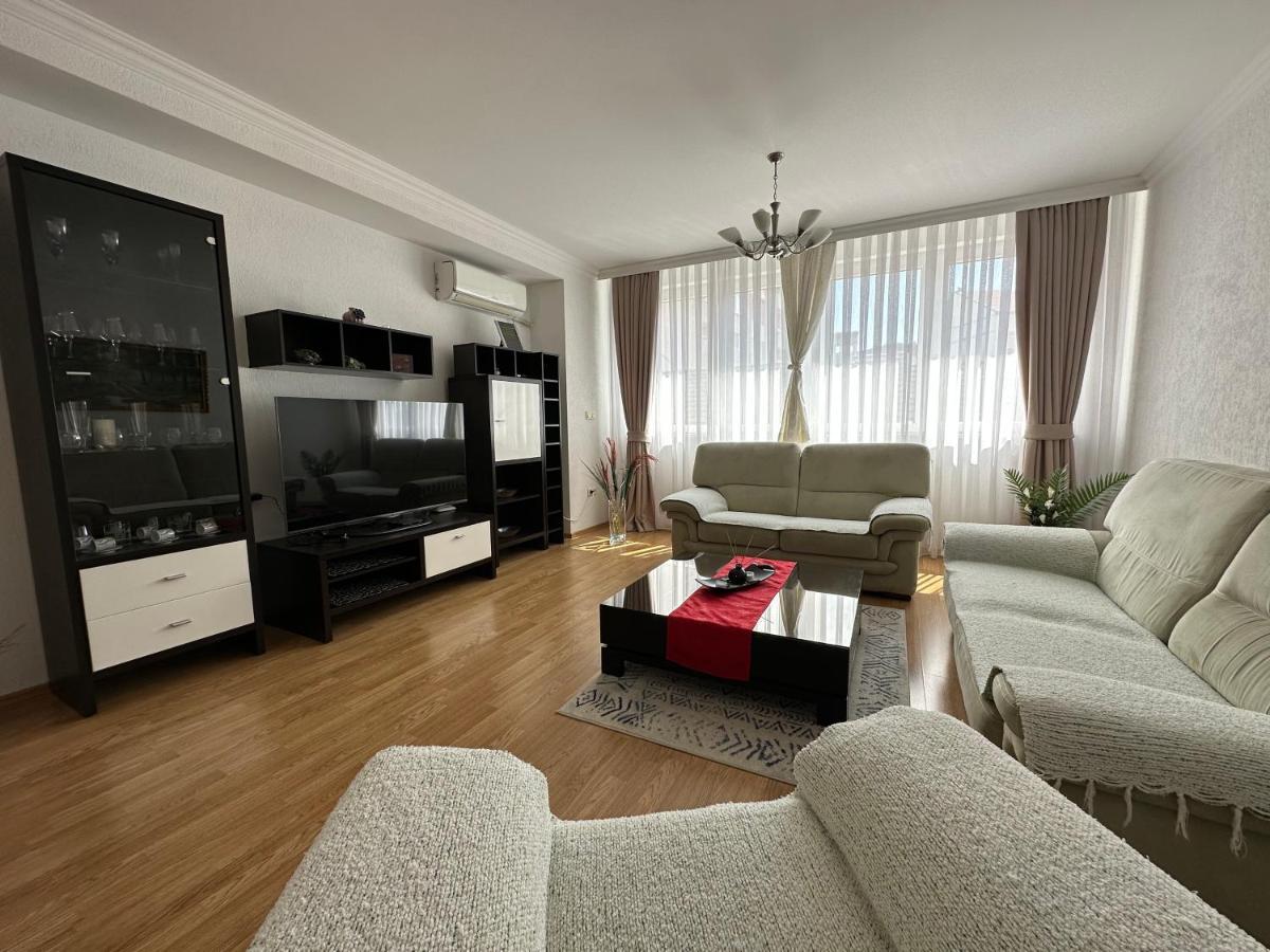 Spacious 3-Bedroom Condo Next To City Center Pristina Extérieur photo