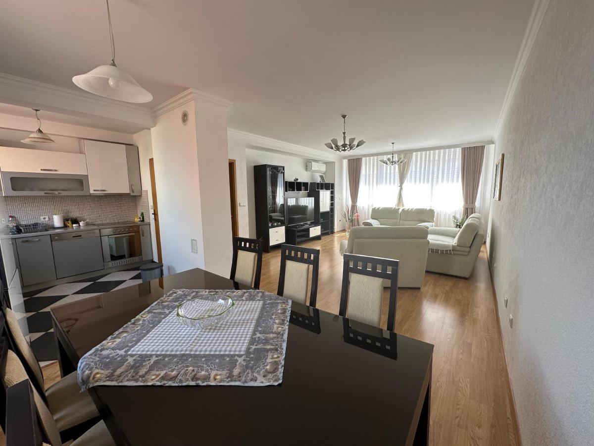 Spacious 3-Bedroom Condo Next To City Center Pristina Extérieur photo