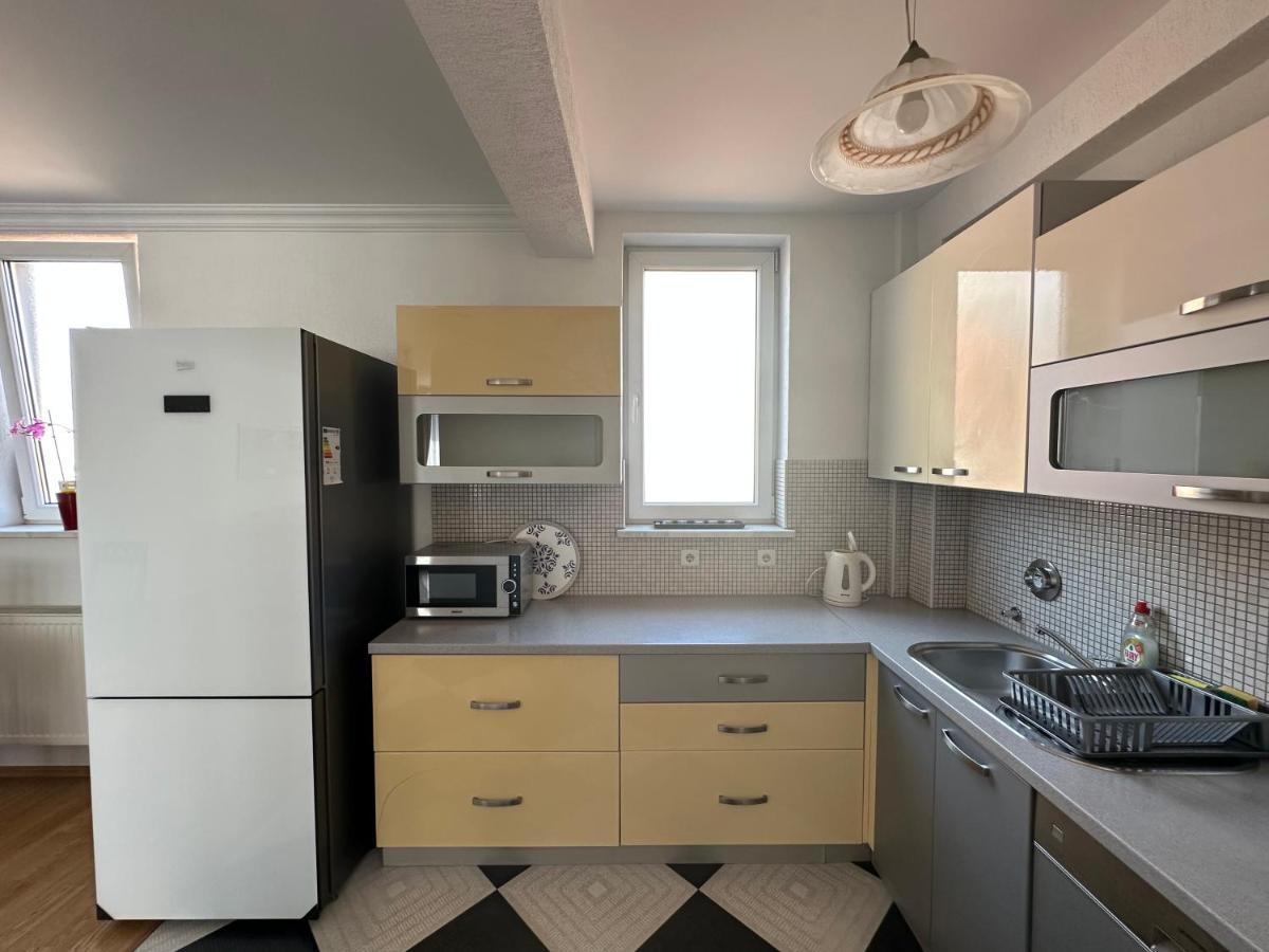 Spacious 3-Bedroom Condo Next To City Center Pristina Extérieur photo