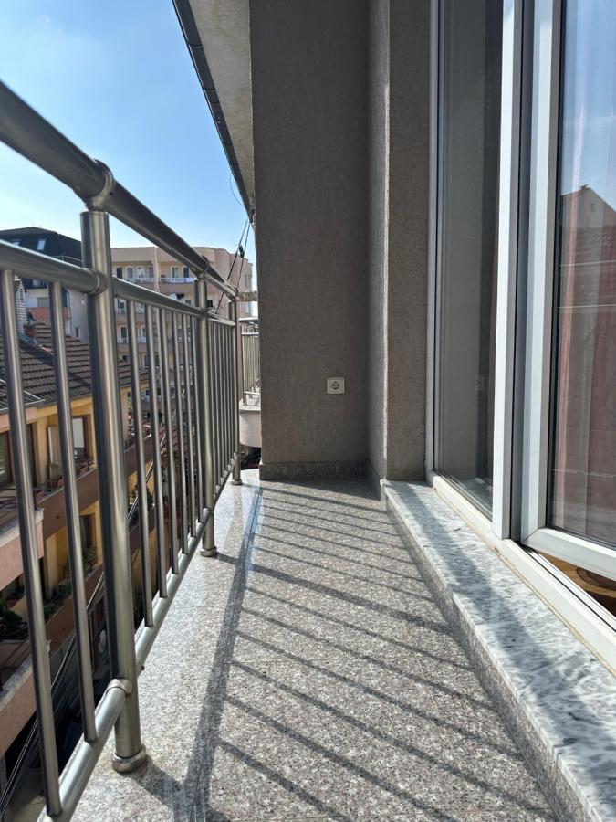 Spacious 3-Bedroom Condo Next To City Center Pristina Extérieur photo