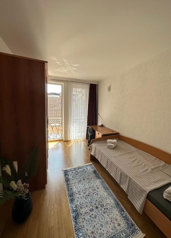 Spacious 3-Bedroom Condo Next To City Center Pristina Extérieur photo